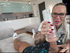 Lara Cumkitten heizt mit der Gummi Muschi Vor